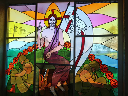 Camino Odenwald: Das auergewhnliche Kirchenfenster der Waldhufenkirche zeigt den segneneden Christus vor einer Odenwlder Landschaft