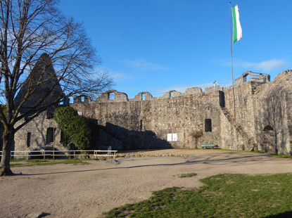 Camino incluso Odenwald: Der Burghof der Burg Lindenfels