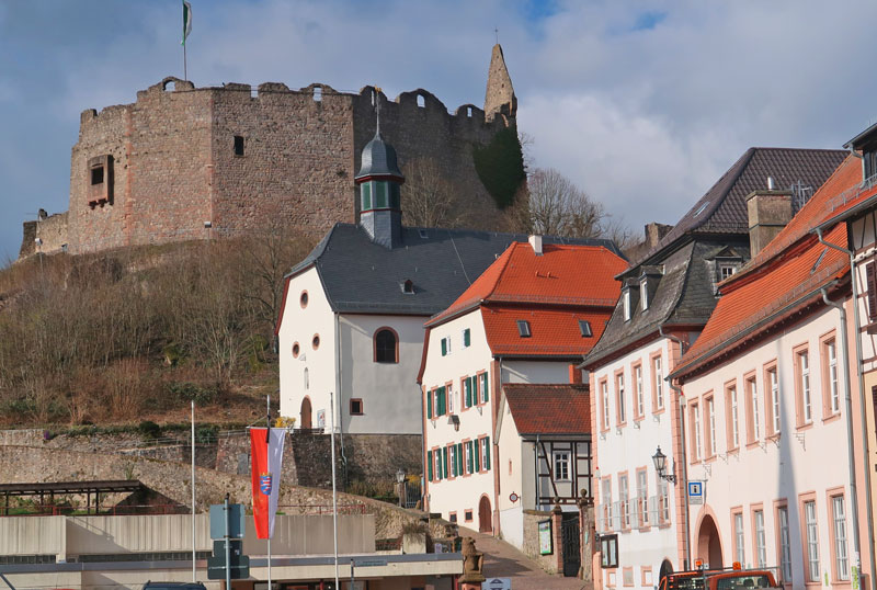 Camino incluso Odenwald: Lindenfels mit Burg, Rathaus, Pfarrhaus und St. Peter und Paul Kirche