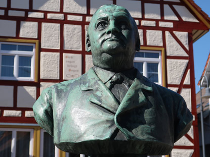 Camino Odenwald:  Im Zentrum von Neunkirchen steht ein Gedenkstein fr Alfred Ohly, dem Mitbegrnder des Odenwaldklubs