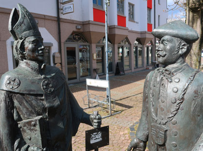 Camino incluso Odenwald: Skulpturen auf dem Marktplatz von Frth. Zur Erinnerung an die Verleihung der Marktrechte im Jahre 1728.
