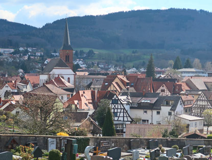 Camino incluso Odenwald: Im Zentrum von Frth steht die Kirche St .Johannes des Tufers