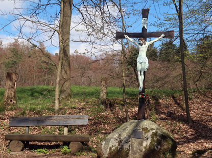 Camino incluso Odenwald: Auf dem Weg nach Altlechtern: ein Flurkreuz