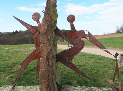 Camino incluso Odenwald. Kunstwerk Durchbruch von Alfred Wolf auf dem Kunstweg Tromm zur Kreidacher Hhe