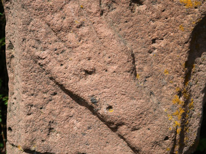 Camino incluso Bildstock bei Unter-Absteinach. Handrelief auf dem Sockel des Bildstocks