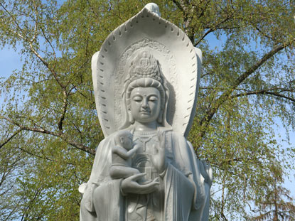 Camino incluso Odenwald: Zahlreiche Statuen stehen im Garten des Klosters Buddhas Weg