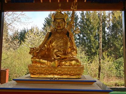 Camino Odenwald: Buddha Statue im Kloster Buddhas-Weg in Siedelsbrunn