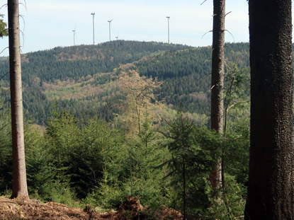Camino incluso Odenwald: Blick vom Renterweg ins Eiterbachtal und auf die Windrder "Stillfssel"