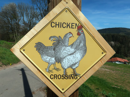 Camino incluso: Ein Schild am Eingang vor Hilsenhaim  weist auf freilaufende Hhner hin