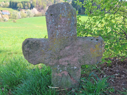 Camino Odenwald: Sandsteinkreuz erinnert an die groe Hungersnot im 30-jhrgen Krieg