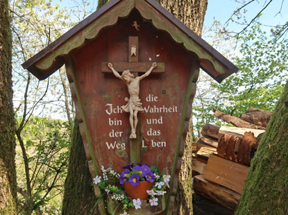 Vamino durch den Odenwald: Wegekreuz vor dem Ort Hilsenhaim