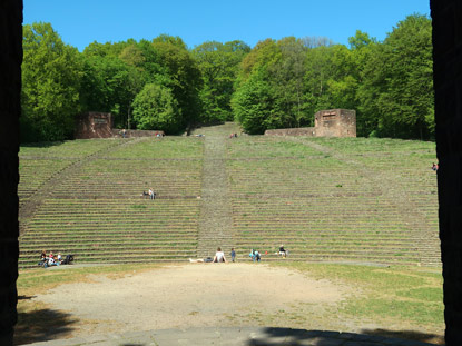 Camino incluso durch den Odenwald: Der Zuschauerraum der Thingsttte bei Heidelberg