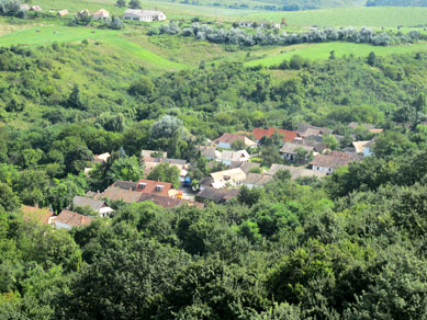Von der Burg Rabenstein Blick auf den alten Stadtteil falu  von Hollkő  