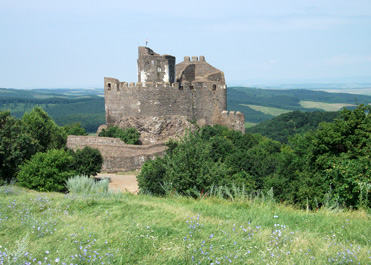 ber den Ort Hollkő  thront die Burg Rabenstein. Hier war vor langer Zeit eine Jungfrau eingekerkert. Raben gelang es, sie zu befreien.