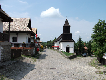 Die Dorfkirche mit Holzturm und Schindeldach bildet den Mittelpunkt des Ortes  Hollkő  