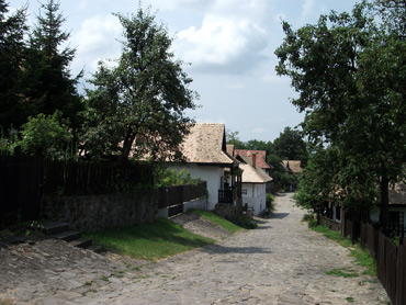  Hollkő ist der schnste Ort Ungarns. Der  Ort ist Teil des Kulturerbes der Welt. Dieser Titel wurde ihm von der UNESCO 1987 verliehen.
