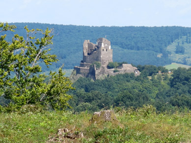 Wir verlassen Hollkő  westlich mit seiner fast vollstndig wiederhergestellten Burg Rabenstein 