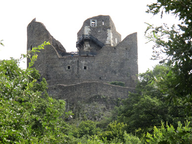 Der Legende nach entfhrte der Burgherr eine Jungfrau auf die Burg Rabenstein. Raben gelang es die Burg nach und nach abzutragen, um so die wunderschne Frau wieder zu befreien.