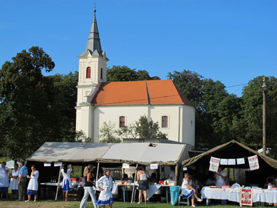 In sagrd fand am Nationalfeiertag unterhalb der evangelischen Kirche eine Hundeprsentation statt.