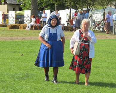 Mehrere ltere Frauen sind auf dem Fest in sagrd in ihrer Tracht erschienen.