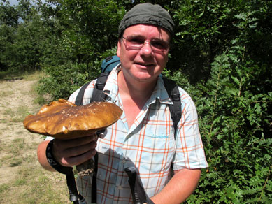 Dirk hlt  einen riesigen Steinpilz in seinen Hnden. 2010 war auch in Ungarn ein Pilzjahr