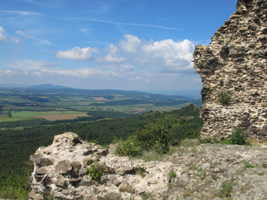 Von der Burgruine Szanda vr blickt man weit in die Hgellandschaft des Cserht 