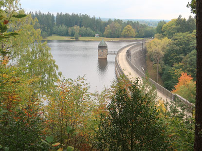 Eifelsteig Etappe 1: Dreilgerbachtalsperre. Blick auf die Staumauer, die - um Wasserverschmutzung vorzubeugen - nicht betreten werden darf.