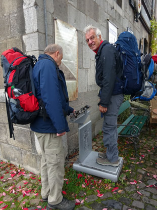 Eifelsteig Etappe 1: Jeder Wanderer wird vor Beginn der Wanderung gewogen