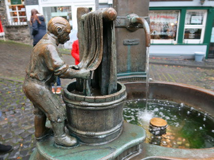 Eifelsteig Etappe 2: Detailansicht des Tuchmacherbrunnens in Monschau: Der Frber