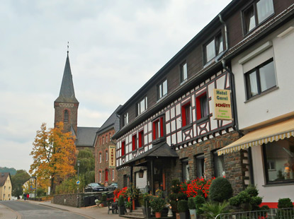 Eifelsteig Etappe 3. Einruhf mit der kath. Nikolaus von Myra Kirche