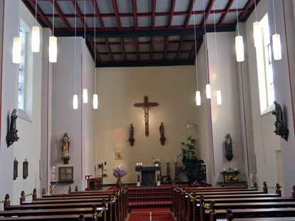 Eifelsteig Etappe 3: Das Kircheninnere mit Blick auf den Altar St. Nikolaus Kirche