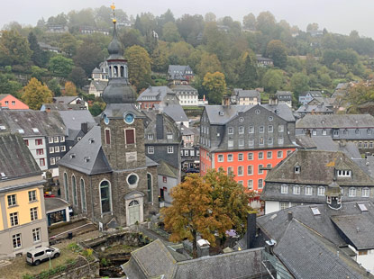 Eifelsteig Etappe 3: Blick von der Aussichtskanzel Kierberg auf Monschau