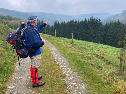 Eifelsteig Etappe 3: Unser Wanderfhrer zeigt auf den Ort Hammer im Rurtal