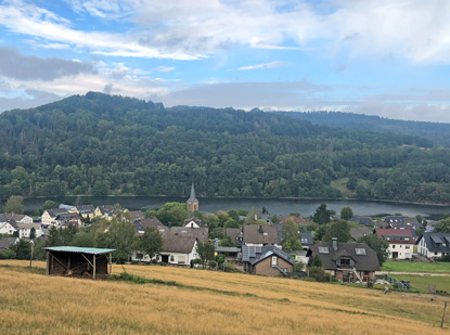Eifelsteig Etappe 4:  Eifelsteig umgeht den Ort Einruhr