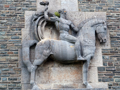 Eifelsteig Etappe 4: Reitrreliefs am Haupttor zeigt einen nackten Facheltrger
