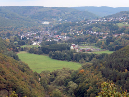 Eifelsteig Etappe 4. Blick vom Aussichtspunkt Modenhbel auf Gemnd