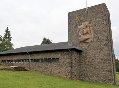 Haupttor der NS-Ordensburg mit Ritterrelief