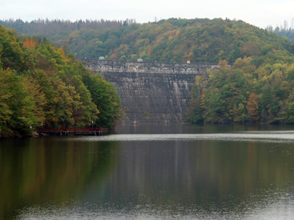 Eifelsteig Etappe 4: Der Obersee endet an der Urftstaumauer