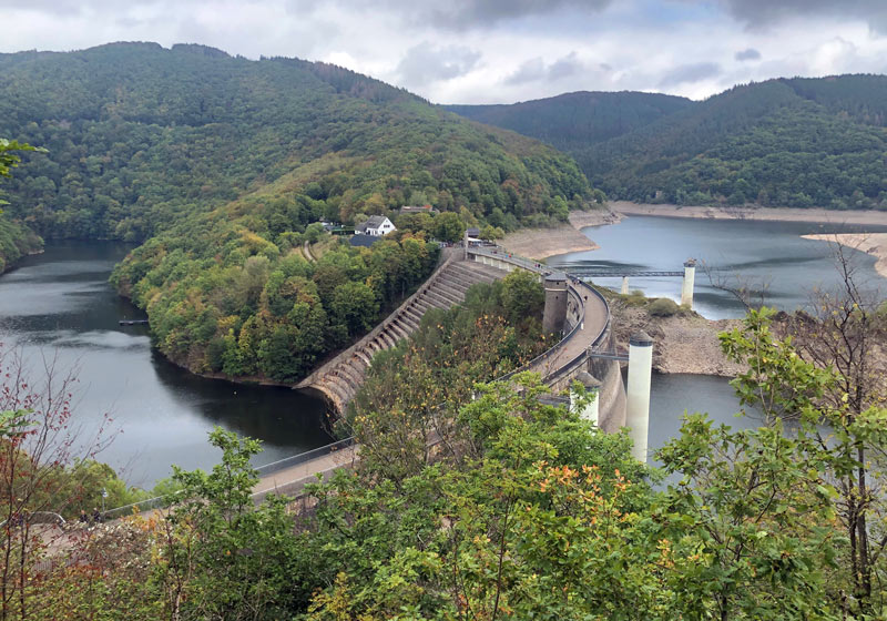 Eifelsteig Etappe 4: Bick vom Aussichtspunkt bei der Urfttalsperre auf die Staumauer