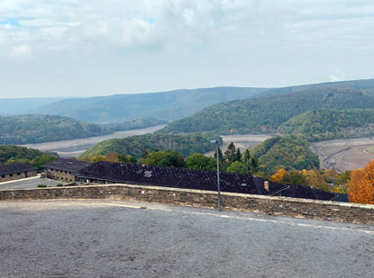Eifelsteig Etappe 4: Blick ins Urfttal von der Ordensburg Voelsang aus