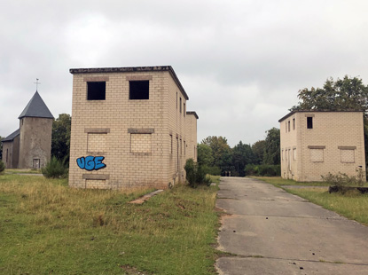 Eifelsteig Etappe 4: Die Wstung Wollseien. Diese Huser wurden zum ben von Nahkmpfen durch das belgische Militr errichtetn 