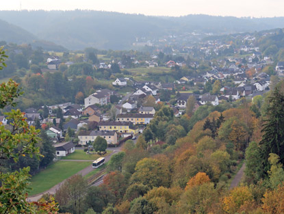 Eifelsteig Etappe 5: Blik vom Kuckucksley in das Oleftal und den Ort Olef (OT von Schleiden)