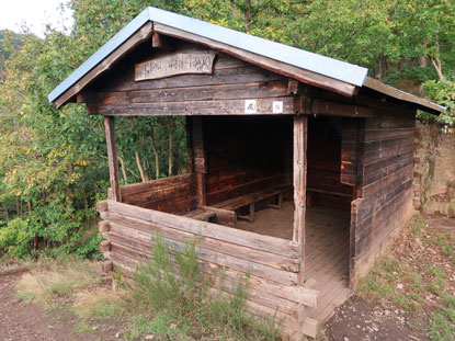 Eifelsteig Etappe 5: Schutzhtte Kuckucksley steht auf einem Felsen