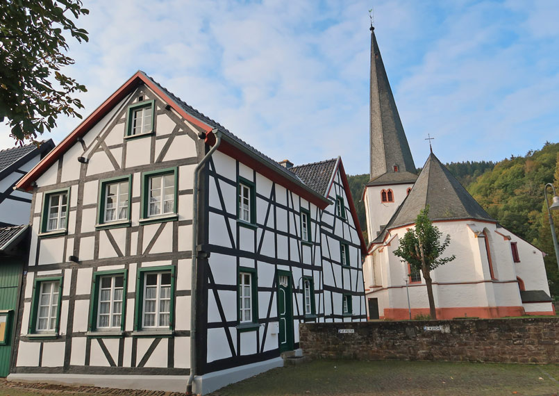 Eifelsteig 5. Etappe: Die Dorfkirche mit Faxhwerkhusern in Olef