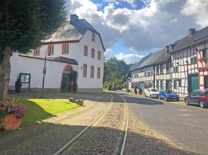 Eifelsteig Etappe 5: Bahngleise fhren ber den Dorfplatz von Olef