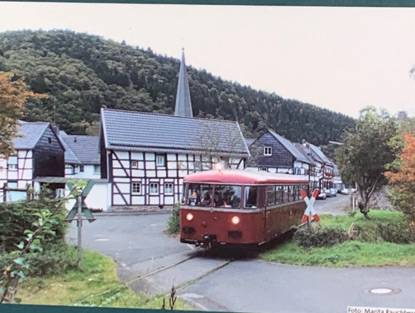 Eifelsteig Etappe 5: Oleftalbahn fhrt ber den Dorfplatz von Olef