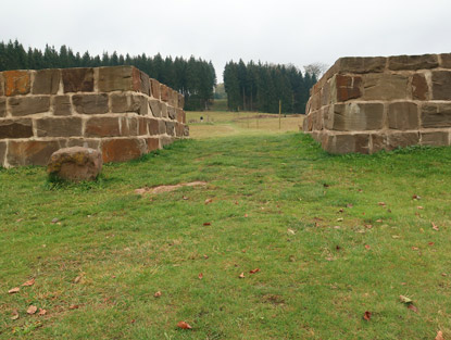 Die Toreinfahrt zum römischen Kastell an der Steinrütsch (Nettersheim)