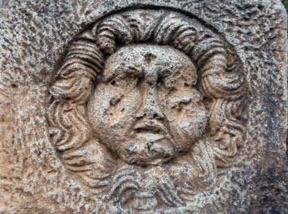 Das Haupt der Medusa an der romischen Brunnenstube "Grüner Pütz"