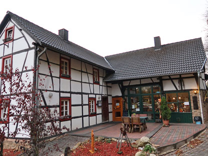 Der Eifelsteig führt unmitteklbar am Café zur Römerquelle in  Nettersheim  vorbei