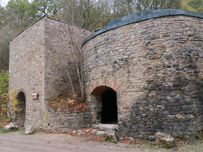 Überreste der historischen Kalkbrennöfen bei Nettersheim unmittelbar am Eifelsteig